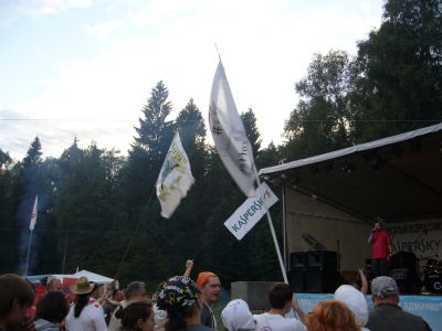 Толпа с флагами
