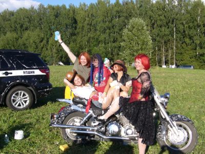 Девчонки моют мотоцикл
