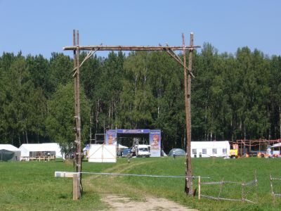 Ворота из палок и веревок
