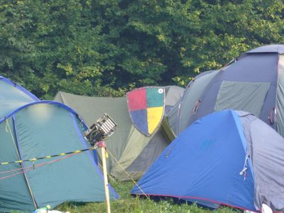 Вход в палатку защищен брандмауэром
